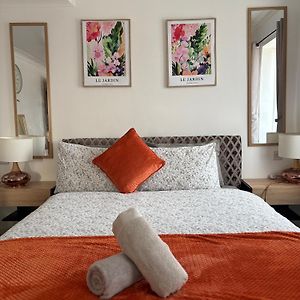 Luton Lodge - Newly Renovated Ideal For Short Stay, Close To Airport Train Station, Free Parking Off Street , Luxury Comfort In Low Price